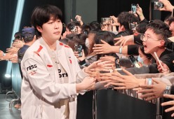 九游APP中心-Doinb重返赛场，夺冠首场状态出色，美国队观众沸腾！